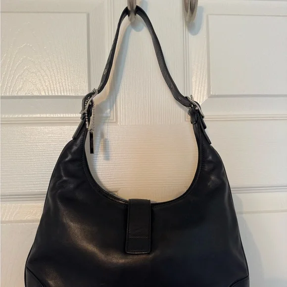 Elegant Black Leather Shoulder Bag - Picture 2 of 9
